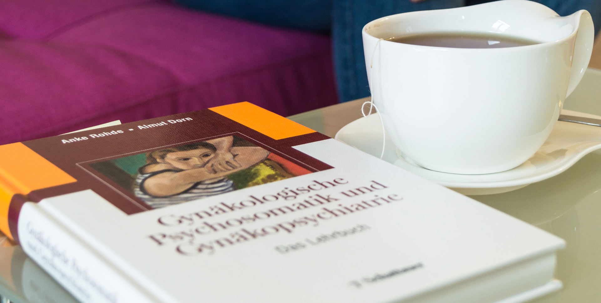 Psychologie-Buch und Teetasse